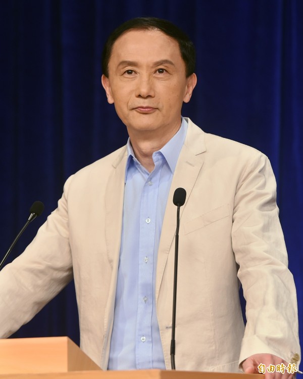李新第二次發言時左批民進黨不當黨產條例違背法治國家原則,要求民進黨基金會財產也該公開,右批洪秀柱「一中同表」讓國民黨遇到政治大地震,黃敏惠本土化議題是假議題,說要當「桶箍」,卻越箍越散。(記者廖振輝攝) 李新第二次發言時左批民進黨不當黨產條例違背法治國家原則,要求民進黨基金會財產也該公開,右批洪秀柱「一中同表」讓國民黨遇到政治大地震,黃敏惠本土化議題是假議題,說要當「桶箍」,卻越箍越散。(記者廖振輝攝)