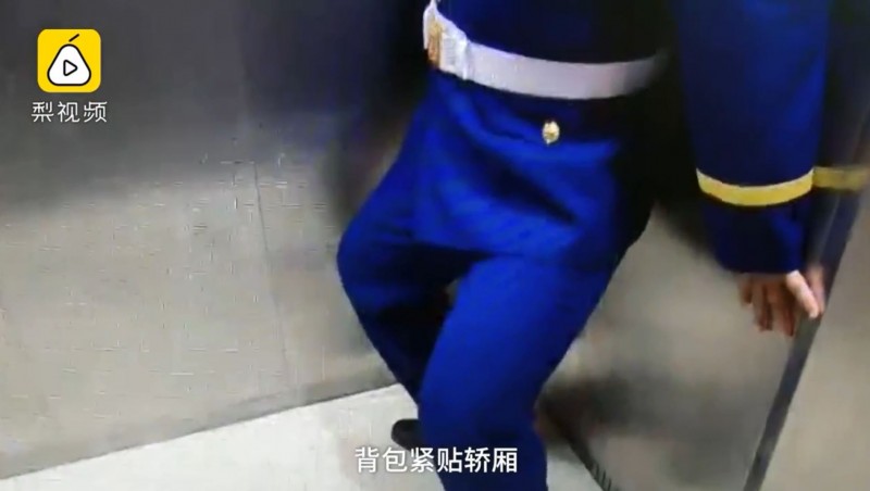 警消建議民眾，若遇下墜意外，可採取兩腿微彎、背部緊貼電梯壁的姿勢，防止腿部韌帶拉傷，又能保護脊椎。（擷取自梨視頻）