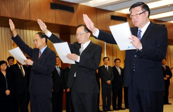 新任駐日代表沈斯淳（左起）、駐新加坡代表謝發達與外交部條約法律司司長申佩璜今天宣示就職。（記者張嘉明攝）