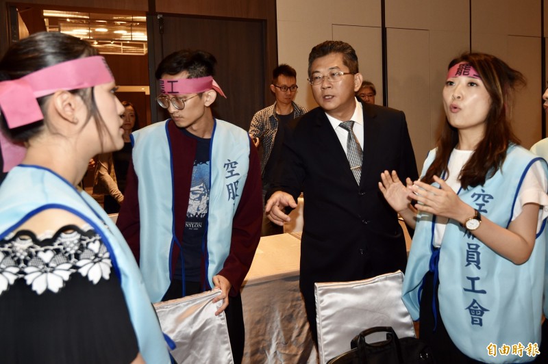 長榮航空與桃園市空服人員職業工會20日舉行勞資協商會議開放直播,雙方在第一個訴求便卡關,工會宣布罷工行動下午4點開始,勞動部政務次長劉士豪(右二)試圖與桃園市空服員職業工會副秘書長周聖凱(左二)、常務董事李瀅(左)、理事廖以勤(右)溝通挽回破局。(記者簡榮豐攝) 長榮航空與桃園市空服人員職業工會20日舉行勞資協商會議開放直播,雙方在第一個訴求便卡關,工會宣布罷工行動下午4點開始,勞動部政務次長劉士豪(右二)試圖與桃園市空服員職業工會副秘書長周聖凱(左二)、常務董事李瀅(左)、理事廖以勤(右)溝通挽回破局。(記者簡榮豐攝)