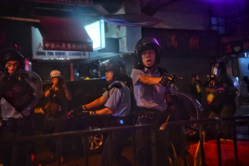 新界南總區警司梁國榮承認警方開槍，卻聲稱是因為「警方受到暴徒襲擊」才開槍。（法新社）