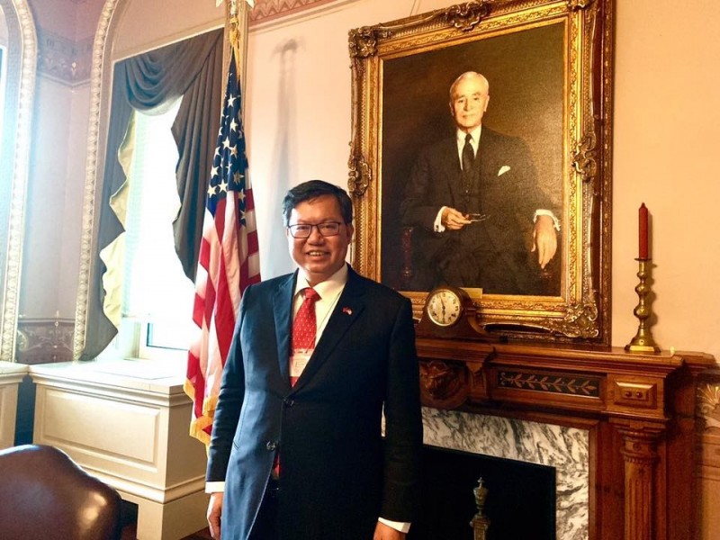 鄭文燦站在第47任美國國務卿赫爾的畫像前方，他也直呼，「白宮原來這麼大。」（圖擷自臉書）
