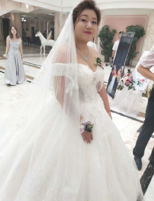 甚至有「二霖霖」的同學流出她的婚紗照，五官依舊清秀。（圖擷取自微博）
