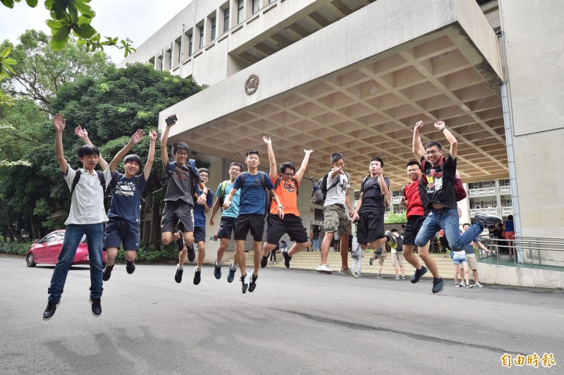 108學年大學考試分發管道今天上午8時公布榜單，共提供近3.5萬個名額，約4.2萬名考生登記志願，考生可上網站（http://www.uac.edu.tw）或用「登記查榜APP」，快速查詢個人榜單。（資料照）