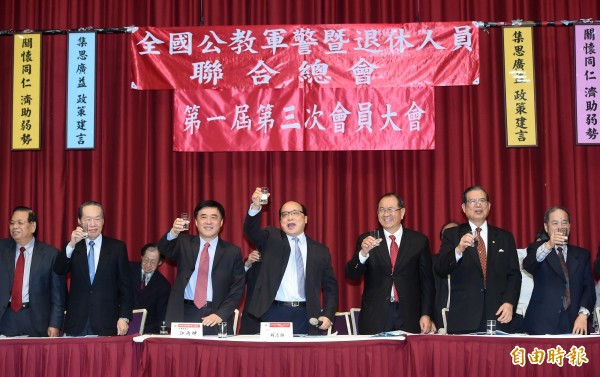 國民黨中評會主席團主席陳庚金,昨在全國公教軍警暨退休人員聯合總會上高喊「能撈就撈」、「能混就混」、「大家來拖垮這個政府」。主持會議的總會長、國民黨副主席胡志強(圖中)說沒有聽到陳的發言,會拍手是基於禮貌。(資料照,記者廖振輝攝) 國民黨中評會主席團主席陳庚金,昨在全國公教軍警暨退休人員聯合總會上高喊「能撈就撈」、「能混就混」、「大家來拖垮這個政府」。主持會議的總會長、國民黨副主席胡志強(圖中)說沒有聽到陳的發言,會拍手是基於禮貌。(資料照,記者廖振輝攝)