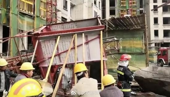 工人正在撐起從高處掉落扭曲變形的梯箱救人。（圖擷自微博）