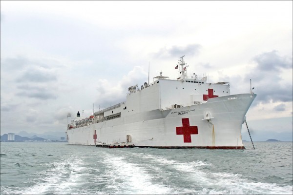 美軍大型醫療船「仁慈號」（USNS Mercy）擁有1000個床位以上的容量，並具有核磁共振、放射醫療、開刀房等完善設備。（法新社資料照）