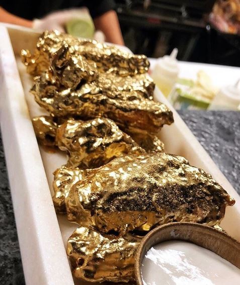 「Ainsworth」對此做出3種價位的菜單,10支「鑲金雞翅」要價30美元(約台幣890元),20支則為60美元(約台幣1781元),50支雞翅配上1瓶上好的香檳則要價1000美元(約台幣2萬9685元)。(圖擷取自Ainsworth Instagram) 「Ainsworth」對此做出3種價位的菜單,10支「鑲金雞翅」要價30美元(約台幣890元),20支則為60美元(約台幣1781元),50支雞翅配上1瓶上好的香檳則要價1000美元(約台幣2萬9685元)。(圖擷取自Ainsworth Instagram)