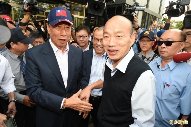 郭台銘(圖左)向媒體發表重大聲明,表態不參加2020連署競選總統,韓國瑜(圖右)競選辦公室隨後聲明會全力爭取郭台銘協助;不過,資深媒體人黃創夏認為,郭台銘的退出對國民黨並不是好事,也斷言未來國民黨的慘況。(資料照) 郭台銘(圖左)向媒體發表重大聲明,表態不參加2020連署競選總統,韓國瑜(圖右)競選辦公室隨後聲明會全力爭取郭台銘協助;不過,資深媒體人黃創夏認為,郭台銘的退出對國民黨並不是好事,也斷言未來國民黨的慘況。(資料照)