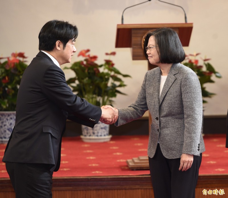 參與民進黨總統初選的前行政院長賴清德(左)聲稱,公開支持同黨現任總統是應該的,但都發生在去年11月24日九合一選舉之前。今總統蔡英文(右)幕僚質疑「原來一個政治人物的誠信竟然有有效期限」。(資料照,記者叢昌瑾攝) 參與民進黨總統初選的前行政院長賴清德(左)聲稱,公開支持同黨現任總統是應該的,但都發生在去年11月24日九合一選舉之前。今總統蔡英文(右)幕僚質疑「原來一個政治人物的誠信竟然有有效期限」。(資料照,記者叢昌瑾攝)