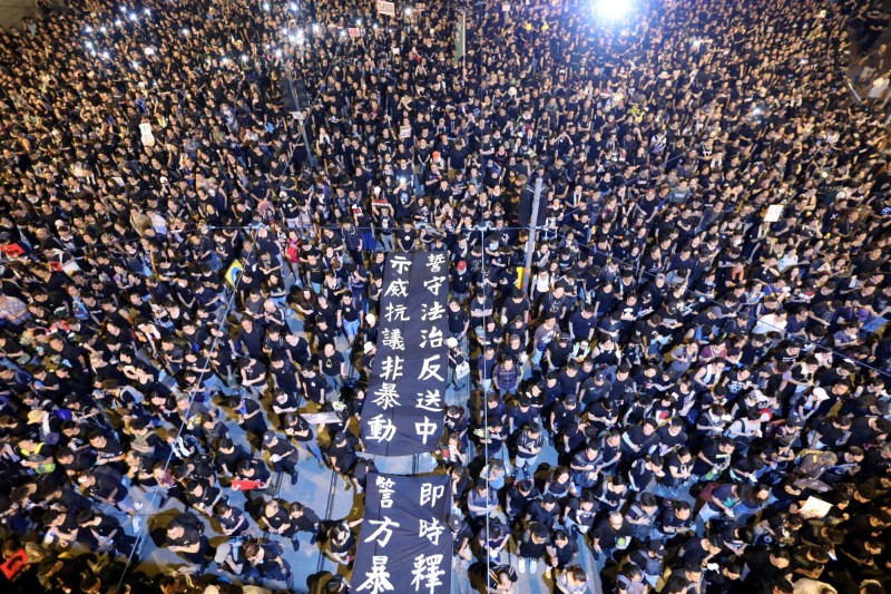 香港6月進行反送中抗爭，媒體大數據分析台灣各媒體在一定期間內的新聞影響力分數。（路透）