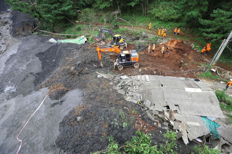 韓國釜山發生土石流，事故一共有4人遭到活埋，其中1人遺體稍早已被挖出，整體傷亡恐再繼續擴大。（法新社）
