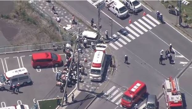 日本滋賀縣大津市今天上午發生汽車衝撞幼稚園路隊事件。（擷取自NHK電視畫面）