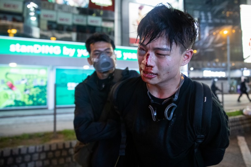 昨日香港「反送中」事件再起一波警民衝突，圖為其中一名示威者遭港警拘捕。（彭博）