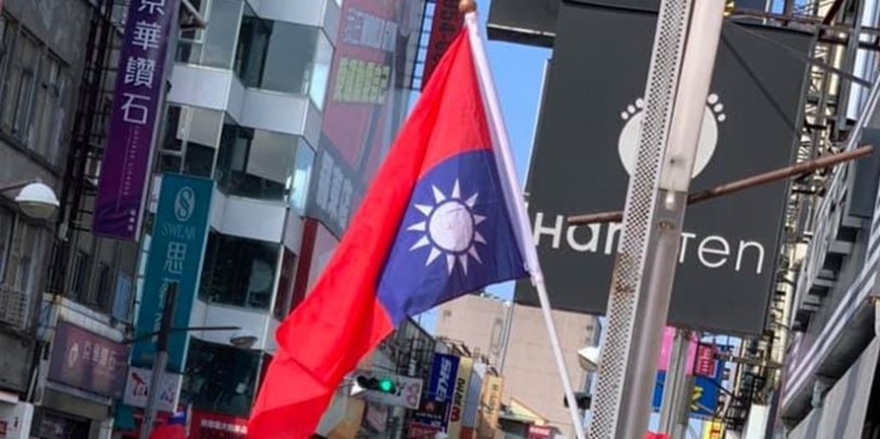 宜蘭縣民今日發現街上國旗竟呈現倒掛狀態，藍營執政縣市因此飽受批評。（圖擷取自宜蘭知識+）