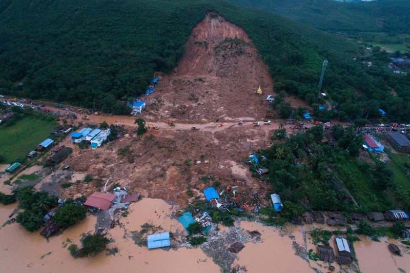 大雨引發的土石流掩埋了16處民宅和一個修道院，造成至少13人死亡。（法新社）