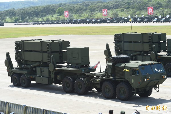 曾任飛彈指揮部指揮官的陸軍馬祖防衛指揮部少將副指揮官謝嘉康,疑被中國接觸,今日位於屏東的住家遭檢調搜索,謝被帶回高雄市調處偵訊。圖為漢光31號演習,展示的愛國者三型飛彈發射系統。(資料照,記者張嘉明攝) 曾任飛彈指揮部指揮官的陸軍馬祖防衛指揮部少將副指揮官謝嘉康,疑被中國接觸,今日位於屏東的住家遭檢調搜索,謝被帶回高雄市調處偵訊。圖為漢光31號演習,展示的愛國者三型飛彈發射系統。(資料照,記者張嘉明攝)