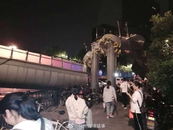 中國杭州市醫院前天橋被貨車頂撞垮。（圖擷取自網路）