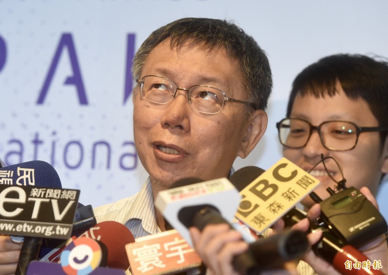 台北市長柯文哲今日受訪,聲稱因為總統蔡英文在中國發表「告台灣同胞書40週年」談話後「撿到槍」回嗆,才會造成中國頻頻派軍艦、飛機繞台灣。(資料照) 台北市長柯文哲今日受訪,聲稱因為總統蔡英文在中國發表「告台灣同胞書40週年」談話後「撿到槍」回嗆,才會造成中國頻頻派軍艦、飛機繞台灣。(資料照)