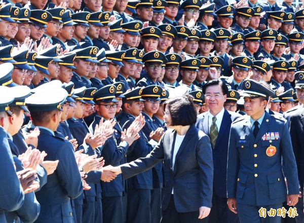 陆军官校校歌因歌词「党旗飞舞」等党国不分的内容,今年度校庆预算333万馀元被立委刘世芳提案冻结,但陆军司令部表示,经校务会议讨论,仍决定维持原状。图为2016年7月总统蔡英文到陆军官校主持三军五校院联合毕业典礼。(资料照,记者张忠义摄) 陆军官校校歌因歌词「党旗飞舞」等党国不分的内容,今年度校庆预算333万馀元被立委刘世芳提案冻结,但陆军司令部表示,经校务会议讨论,仍决定维持原状。图为2016年7月总统蔡英文到陆军官校主持三军五校院联合毕业典礼。(资料照,记者张忠义摄)