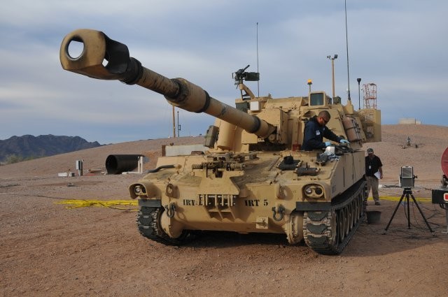 政府官員透露，國防部已核定自走砲型式，要向美採購M109A6（Paladin）帕拉丁型自走砲，數量為100多輛，規劃總金額近300億元台幣。圖為M109A6自走砲。（取自美國陸軍網站）