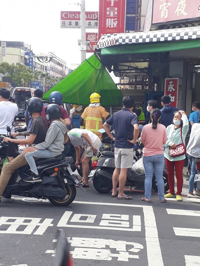 貨車撞進早餐店造成10人受傷，現場民眾圍觀。（記者顏宏駿翻攝）