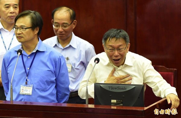 台北市民政局網站「歸化國籍測試專區」網站上,竟出現「Republic of Taiwan」的字樣,引爆民政局長藍世聰與台北市議員徐弘庭唇槍舌戰,讓一旁的市長柯文哲直說「好啦!不要吵架」。(記者簡榮豐攝) 台北市民政局網站「歸化國籍測試專區」網站上,竟出現「Republic of Taiwan」的字樣,引爆民政局長藍世聰與台北市議員徐弘庭唇槍舌戰,讓一旁的市長柯文哲直說「好啦!不要吵架」。(記者簡榮豐攝)