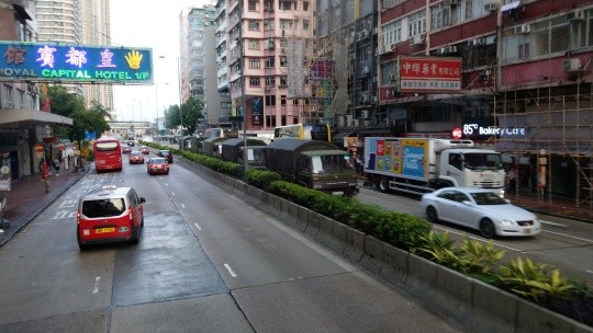 解放軍軍車今晨出現在香港市區。（圖擷取自LIHKG）