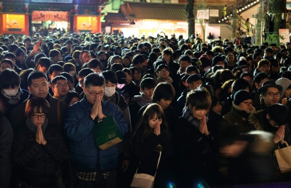 日本東京民眾前往神田明神神社，為新的一年祈禱。在新的一年前3天，數百萬日本人將參觀全國各地的神社和寺廟，為家人的幸福祈禱。（法新社）