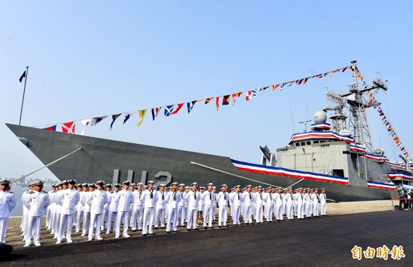 Sailors stand next to one of two Perry-class guided missile frigates, which were commissioned yesterday in a ceremony at the Zuoying naval base in Kaohsiung’s Zuoying District.
Photo: Chien Jung-fong, Taipei Times Sailors stand next to one of two Perry-class guided missile frigates, which were commissioned yesterday in a ceremony at the Zuoying naval base in Kaohsiung’s Zuoying District.
Photo: Chien Jung-fong, Taipei Times