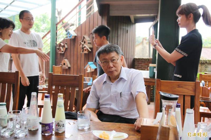 台北市長柯文哲（中）今造訪苗栗，對於「Chinese」話題無具體表述。（記者鄭名翔攝）