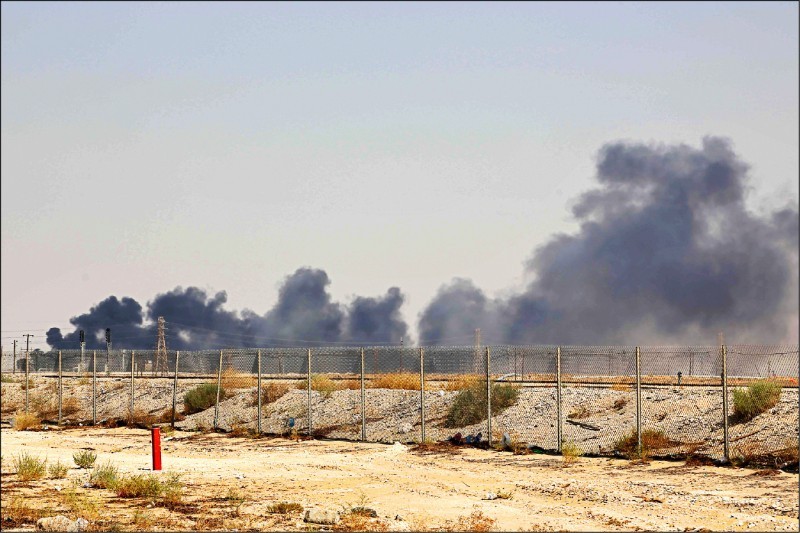 沙烏地阿拉伯兩處產油設施，前天遭無人機攻擊並引發大火，產能大減五七○萬桶。（法新社）