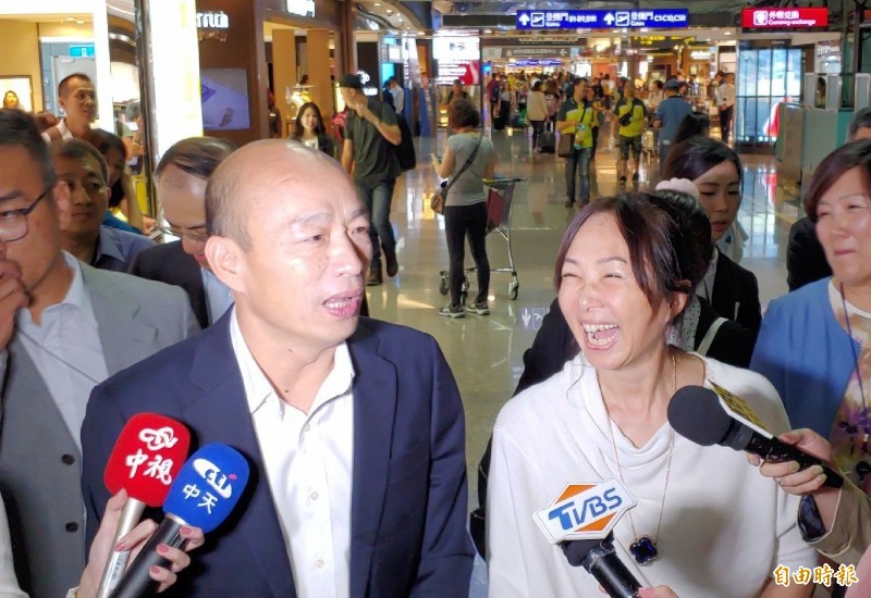 李佳芬22日晚間與韓國瑜到漢來飯店歡迎高雄愛情產業總顧問瓊瑤來高雄,被媒體詢問:很多韓粉說,萬一韓國瑜不出來選總統,要燒黨證。她則欲言又止地說,「人與人交往應該是真誠,背後被開槍的感覺很不舒服。」(資料照) 李佳芬22日晚間與韓國瑜到漢來飯店歡迎高雄愛情產業總顧問瓊瑤來高雄,被媒體詢問:很多韓粉說,萬一韓國瑜不出來選總統,要燒黨證。她則欲言又止地說,「人與人交往應該是真誠,背後被開槍的感覺很不舒服。」(資料照)