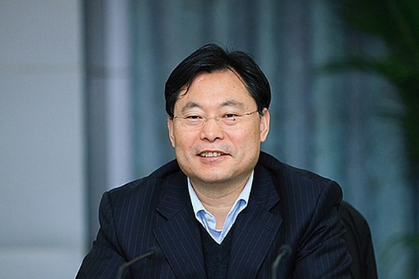 中國央行辦公廳主任周學東認為，中國股市越跌越安全。（圖擷取自微博）