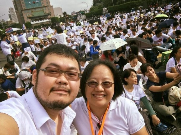 反同牧師趙曉音(右),和同志名人四叉貓(左)能互相溝通,而在四叉貓與「滿天星」的麥當勞衝突事件中,她自責讓四叉貓受暴力對待,再加上為了避免反同陣營對立,因此宣布退出「下一代幸福聯盟」。(圖擷自PTT) 反同牧師趙曉音(右),和同志名人四叉貓(左)能互相溝通,而在四叉貓與「滿天星」的麥當勞衝突事件中,她自責讓四叉貓受暴力對待,再加上為了避免反同陣營對立,因此宣布退出「下一代幸福聯盟」。(圖擷自PTT)