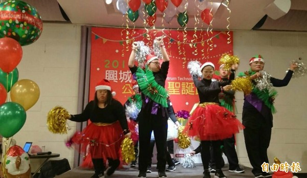 唐爸爸分享愛，招待150位唐寶寶和家人歡度耶誕節。（記者李容萍攝）