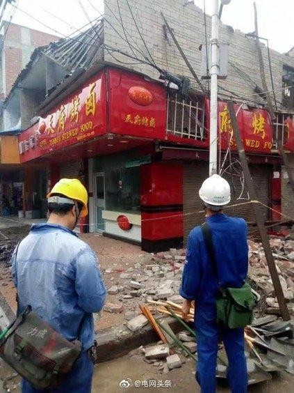 中國四川省於今晨發生規模5.4地震，造成不小的災情，已知目前至少1死29傷，房屋17間倒塌、215間受損。（圖擷自微博）