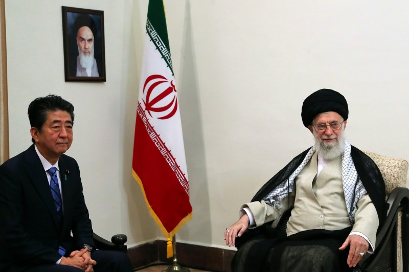 日本首相安倍晉三（左）出訪伊朗，居中調解美伊朗兩國之間的緊張情勢，今日與伊朗最高宗教領袖哈米尼（右）會談，哈米尼表示不願與美國總統川普談判，也不會在被施壓的狀況下做出回應。（法新社）