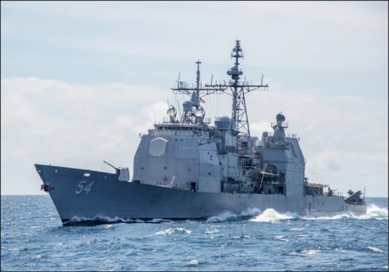 美國軍方證實，已派遣一艘海軍軍艦通過台灣海峽。圖為提康德羅加級飛彈巡洋艦「安提坦號」（USS Antietam USS CG 54）去年10月通過台灣海峽。（美聯社檔案照）