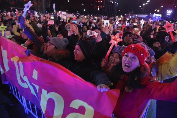 中國北京街頭聚集跨年狂歡民眾。（美聯社）