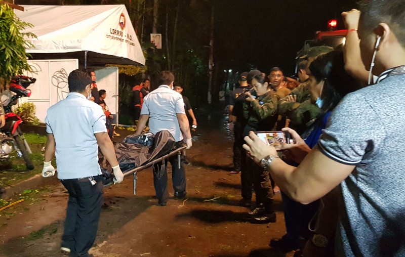 菲律賓內湖省卡蘭巴市(Calamba)昨(1)日下午傳出一架載有9人的救援直升機撞山墜毀,機上9人全數罹難。(法新社) 菲律賓內湖省卡蘭巴市(Calamba)昨(1)日下午傳出一架載有9人的救援直升機撞山墜毀,機上9人全數罹難。(法新社)