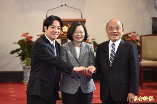 總統蔡英文宣布由蘇貞昌(右)接棒閣揆一職,啟動內閣改組工作,並感謝賴清德(左)。(記者叢昌瑾攝) 總統蔡英文宣布由蘇貞昌(右)接棒閣揆一職,啟動內閣改組工作,並感謝賴清德(左)。(記者叢昌瑾攝)