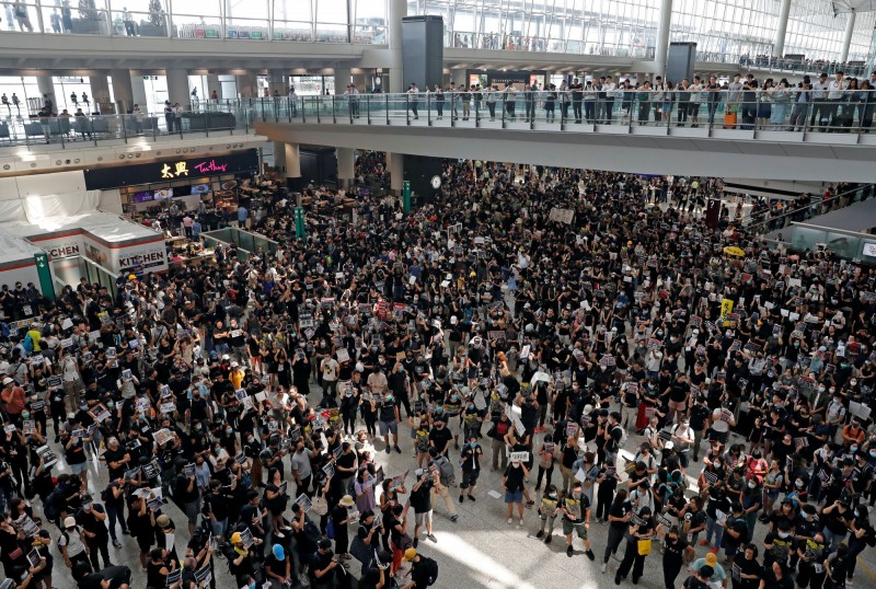 香港網友號召「百萬人塞爆機場」行動抗議，參與人士以黑布遮眼，以示「警察還眼」。（路透）