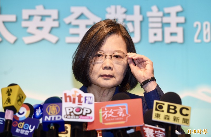 蔡英文總統今日接見「日本自由民主黨青年局局長佐佐木紀眾議員」時再度提及香港情勢說,期盼「今天的台灣,可以是明天的香港」。圖為總統蔡英文20日出席「凱達格蘭論壇:2019亞太安全對話」開幕式。離去前接受媒體訪問。(記者羅沛德攝) 蔡英文總統今日接見「日本自由民主黨青年局局長佐佐木紀眾議員」時再度提及香港情勢說,期盼「今天的台灣,可以是明天的香港」。圖為總統蔡英文20日出席「凱達格蘭論壇:2019亞太安全對話」開幕式。離去前接受媒體訪問。(記者羅沛德攝)