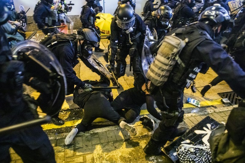香港728示威變都市巷戰，警火力掃射4小時清場，逮捕許多港民。（彭博）