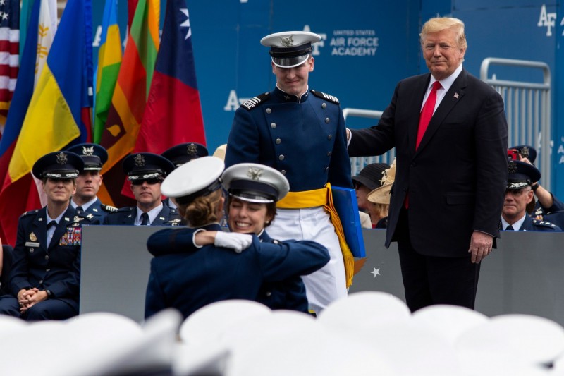 美國總統川普與畢業生合影，畫面中可見我國國旗。（法新社）