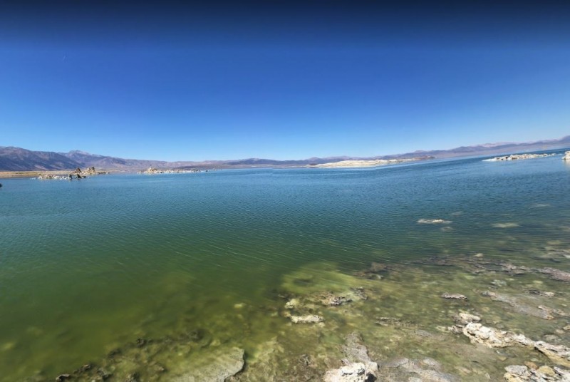 莫諾湖水並無出口，全靠蒸發，因此湖內留下大量鹽分。（擷取自Google Map街景服務）
