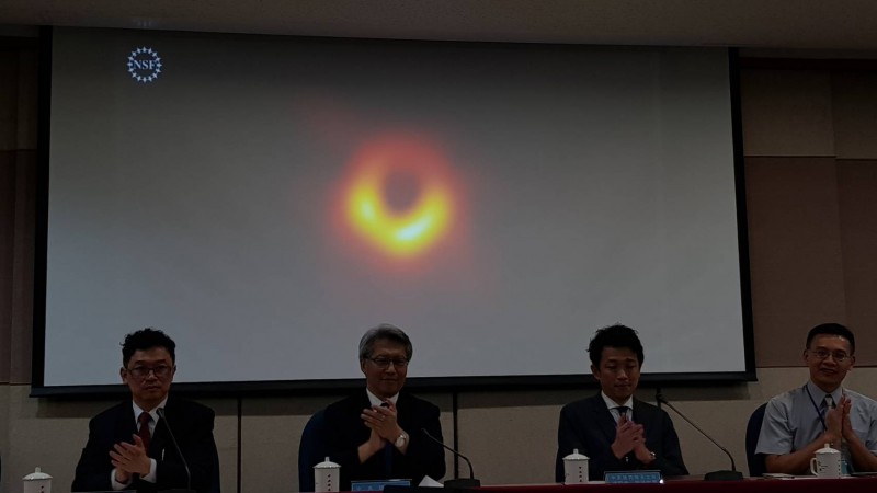 台灣、比利時、日本、中國、美國、智利6國同步舉行觀測黑洞計畫「事件視界望遠鏡」(EHT)記者會,公開人類史上第一張黑洞照片。(記者簡惠茹攝) 台灣、比利時、日本、中國、美國、智利6國同步舉行觀測黑洞計畫「事件視界望遠鏡」(EHT)記者會,公開人類史上第一張黑洞照片。(記者簡惠茹攝)