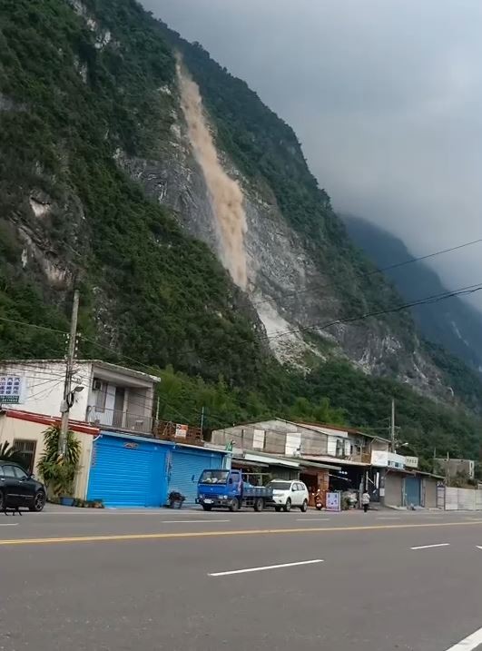 中央氣象局地震報告顯示,花蓮縣今天下午1時01分,發生芮氏規模6.1強震,震央位於秀林鄉、深度約18.8公里,最大震度7級落在銅門村。地震發生後,稍早蘇花公路傳出落石外,崇德山區也被人直擊大片土石傾瀉而下。(記者王峻棋翻攝) 中央氣象局地震報告顯示,花蓮縣今天下午1時01分,發生芮氏規模6.1強震,震央位於秀林鄉、深度約18.8公里,最大震度7級落在銅門村。地震發生後,稍早蘇花公路傳出落石外,崇德山區也被人直擊大片土石傾瀉而下。(記者王峻棋翻攝)