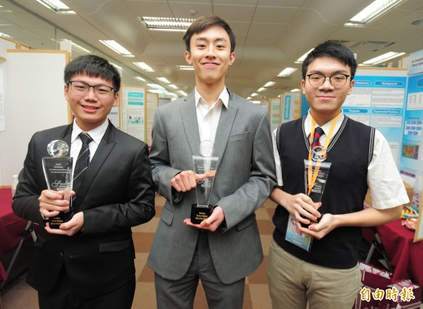 2019國際科展頒獎典禮，三位得獎者陳柏融（左起）、Anthony David Wang、勞志毅及一同合影。（記者王藝菘攝）